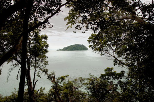 Utsikt mot en liten naboy sett fra Manukan Island